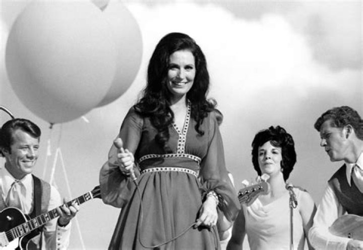 Loretta Lynn Pictures Young: A Glimpse into the Early Years of a Country Legend